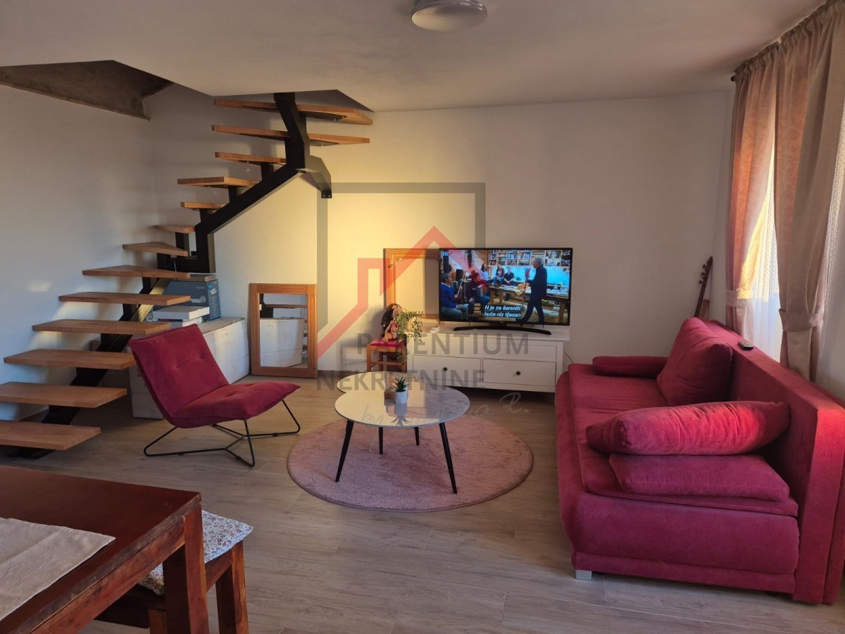 Casa in pietra ristrutturata su tre piani con cortile e posto auto