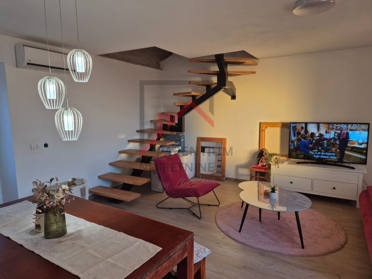 Casa in pietra ristrutturata su tre piani con cortile e posto auto