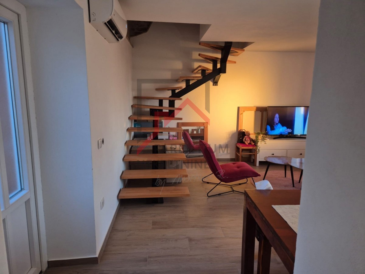 Casa in pietra ristrutturata su tre piani con cortile e posto auto