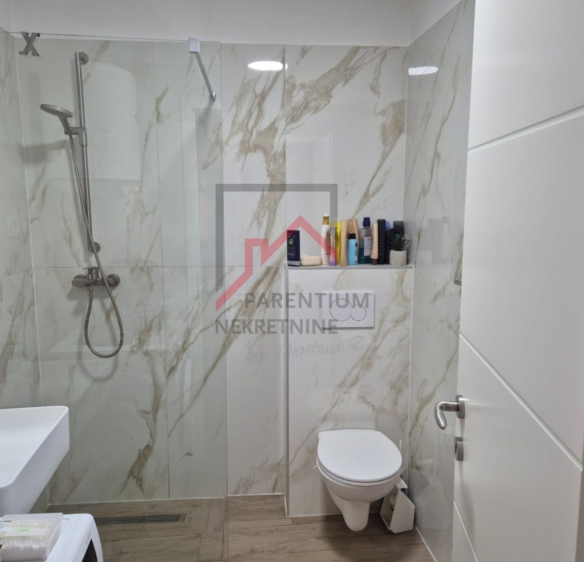 Casa in pietra ristrutturata su tre piani con cortile e posto auto