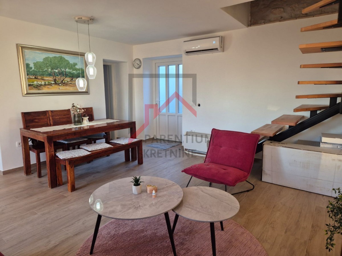 Casa in pietra ristrutturata su tre piani con cortile e posto auto