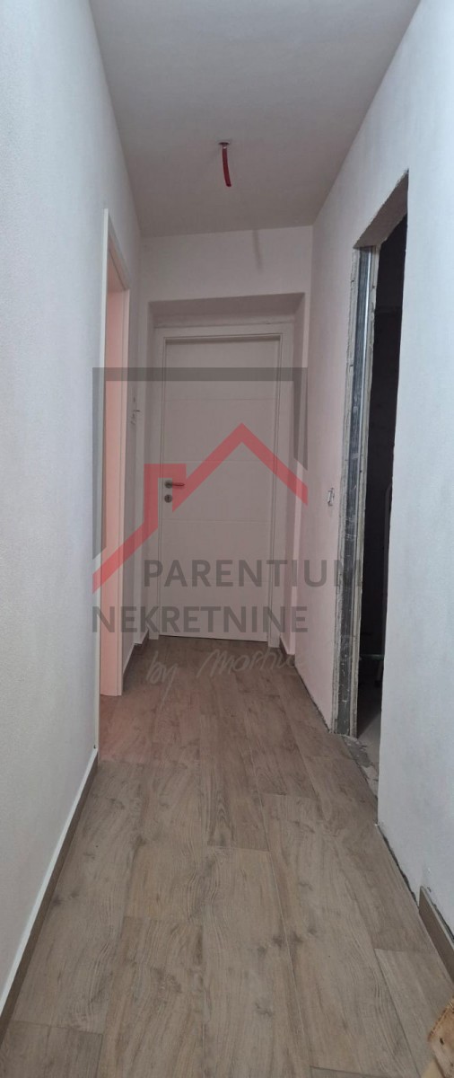 Casa in pietra ristrutturata su tre piani con cortile e posto auto