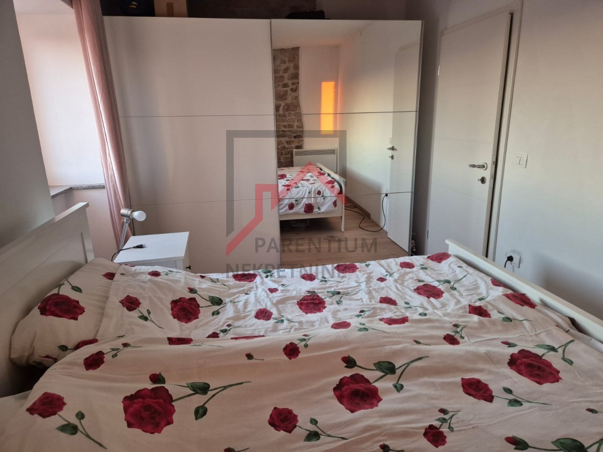 Casa in pietra ristrutturata su tre piani con cortile e posto auto