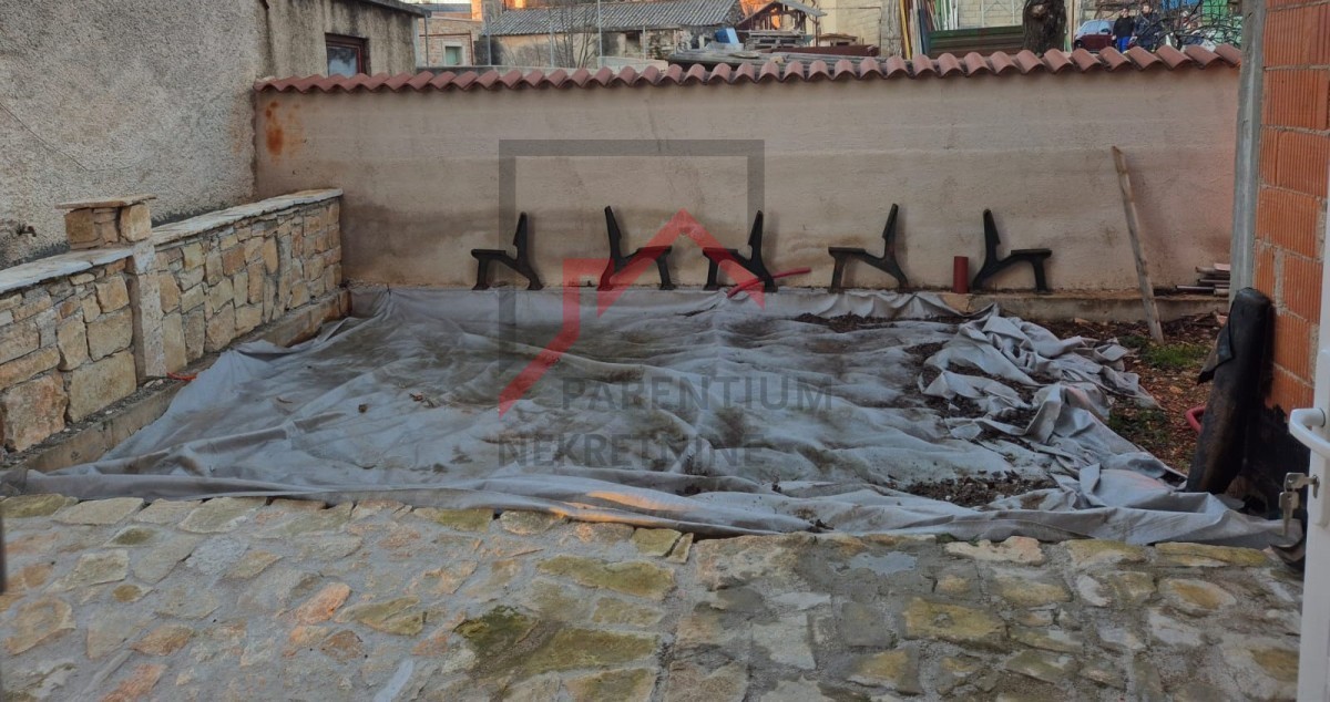 Casa in pietra ristrutturata su tre piani con cortile e posto auto