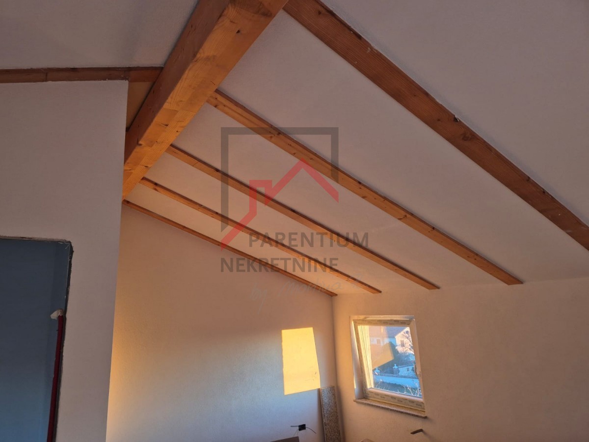 Casa in pietra ristrutturata su tre piani con cortile e posto auto