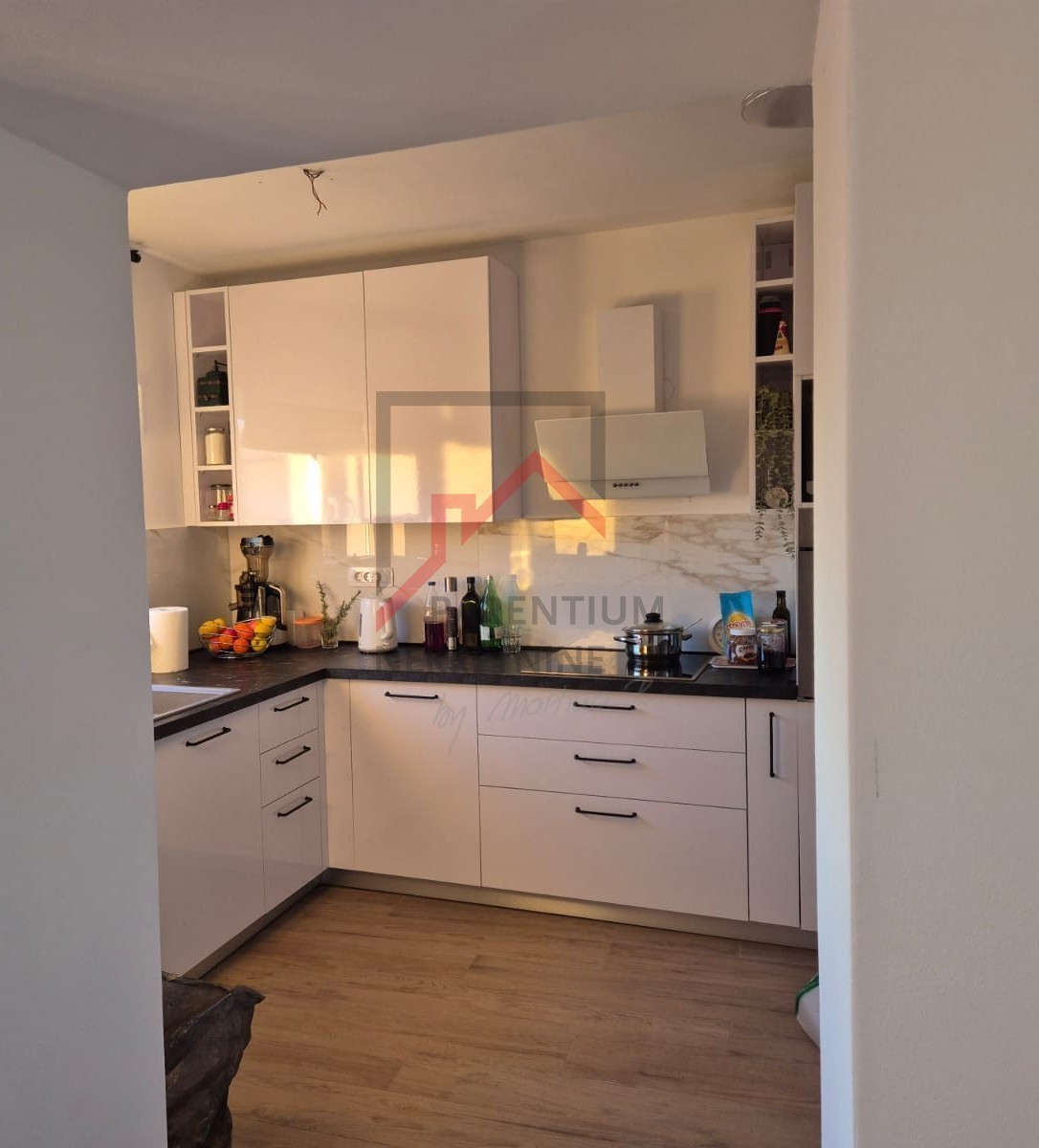 Casa in pietra ristrutturata su tre piani con cortile e posto auto