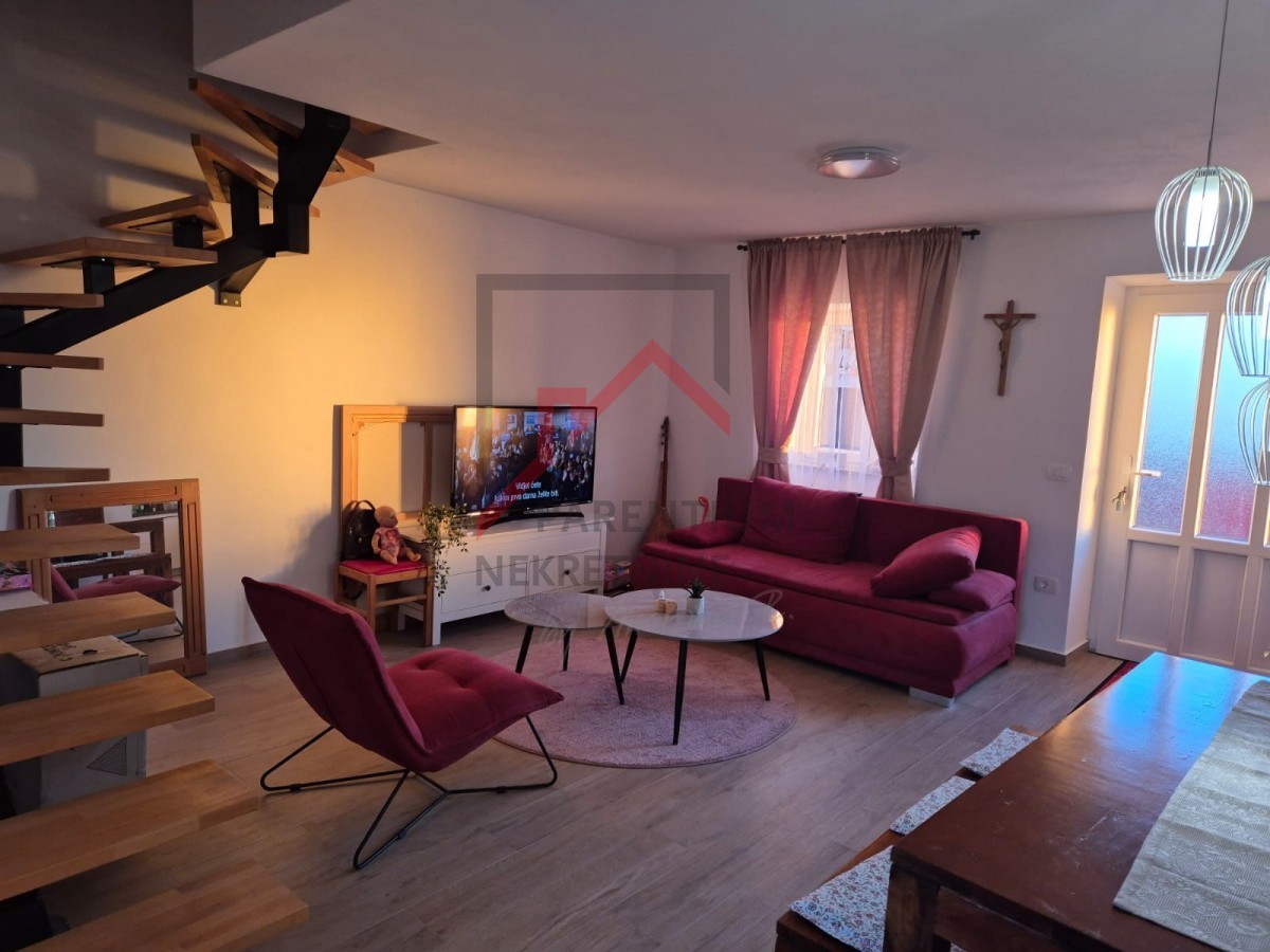 Casa in pietra ristrutturata su tre piani con cortile e posto auto