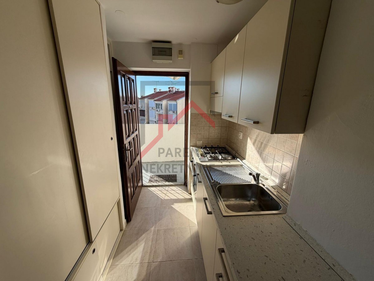 Istria, Parenzo – Appartamento con galleria e loggia chiusa, 40 m2