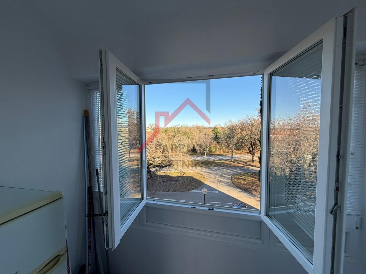 Istria, Parenzo – Appartamento con galleria e loggia chiusa, 40 m2