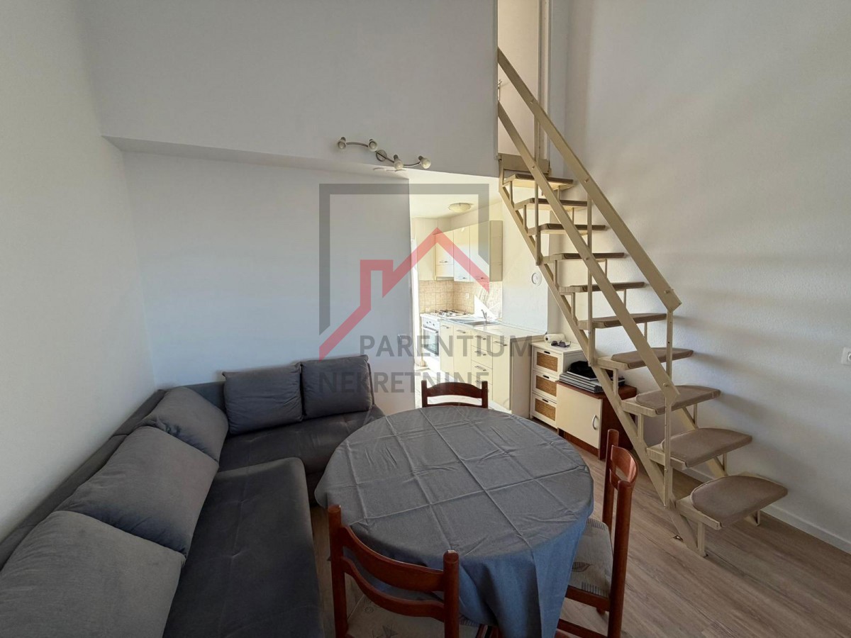 Istria, Parenzo – Appartamento con galleria e loggia chiusa, 40 m2