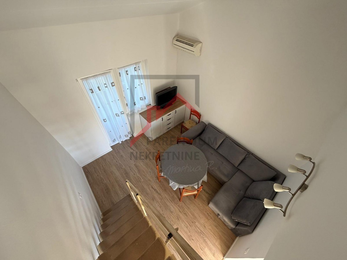 Istria, Parenzo – Appartamento con galleria e loggia chiusa, 40 m2