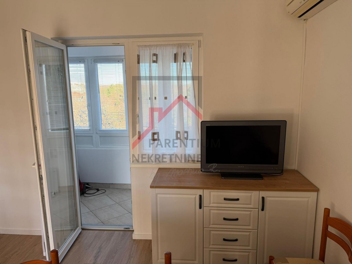 Istria, Parenzo – Appartamento con galleria e loggia chiusa, 40 m2