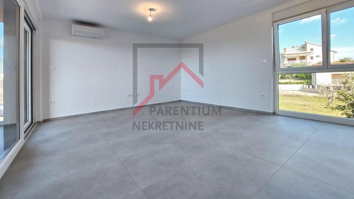 Parenzo, dintorni, appartamento con due camere da letto, 2 posti auto e vista mare