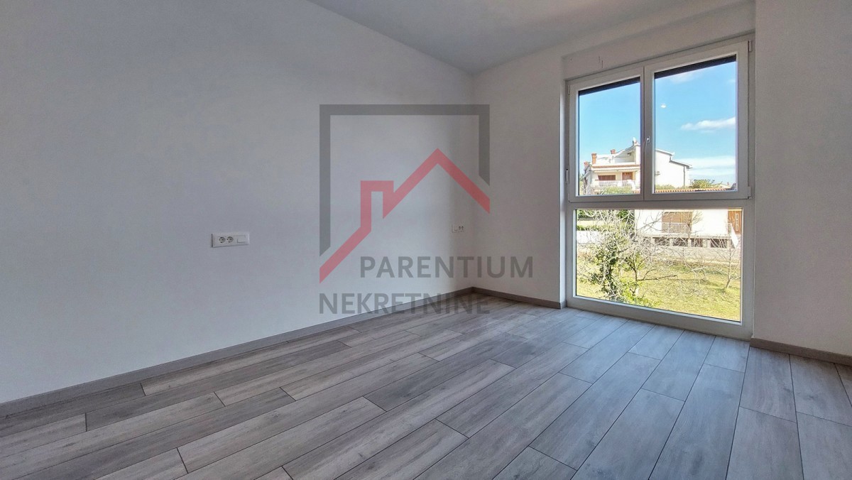 Parenzo, dintorni, appartamento con due camere da letto, 2 posti auto e vista mare