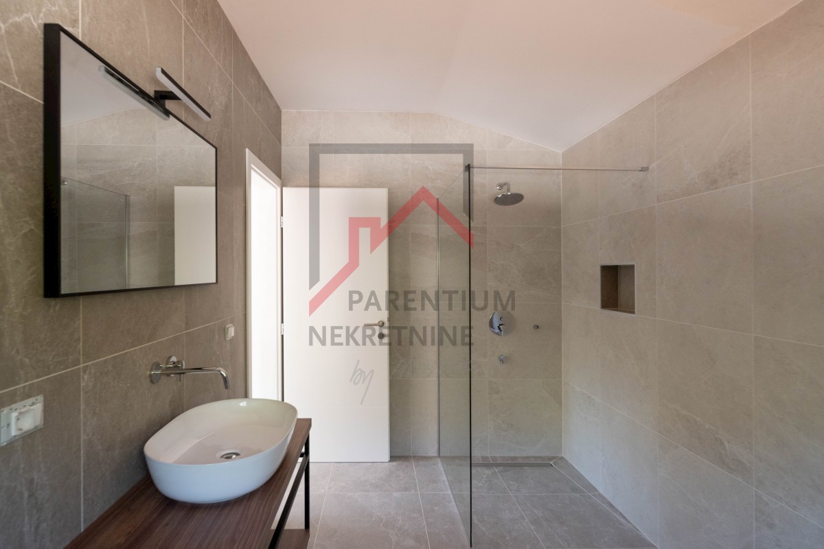 Dintorni di Parenzo, una casa simpatica con piscina circondata dal verde!