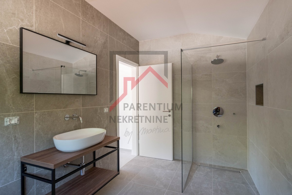 Dintorni di Parenzo, una casa simpatica con piscina circondata dal verde!