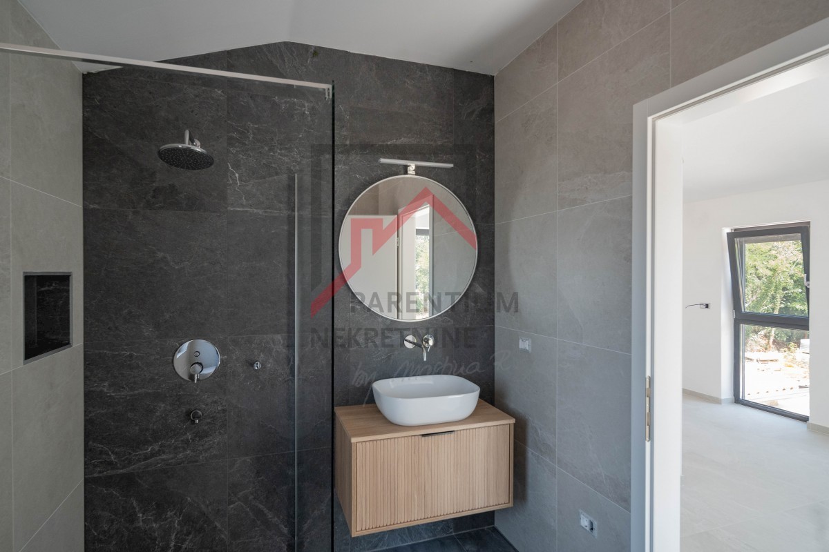 Dintorni di Parenzo, una casa simpatica con piscina circondata dal verde!