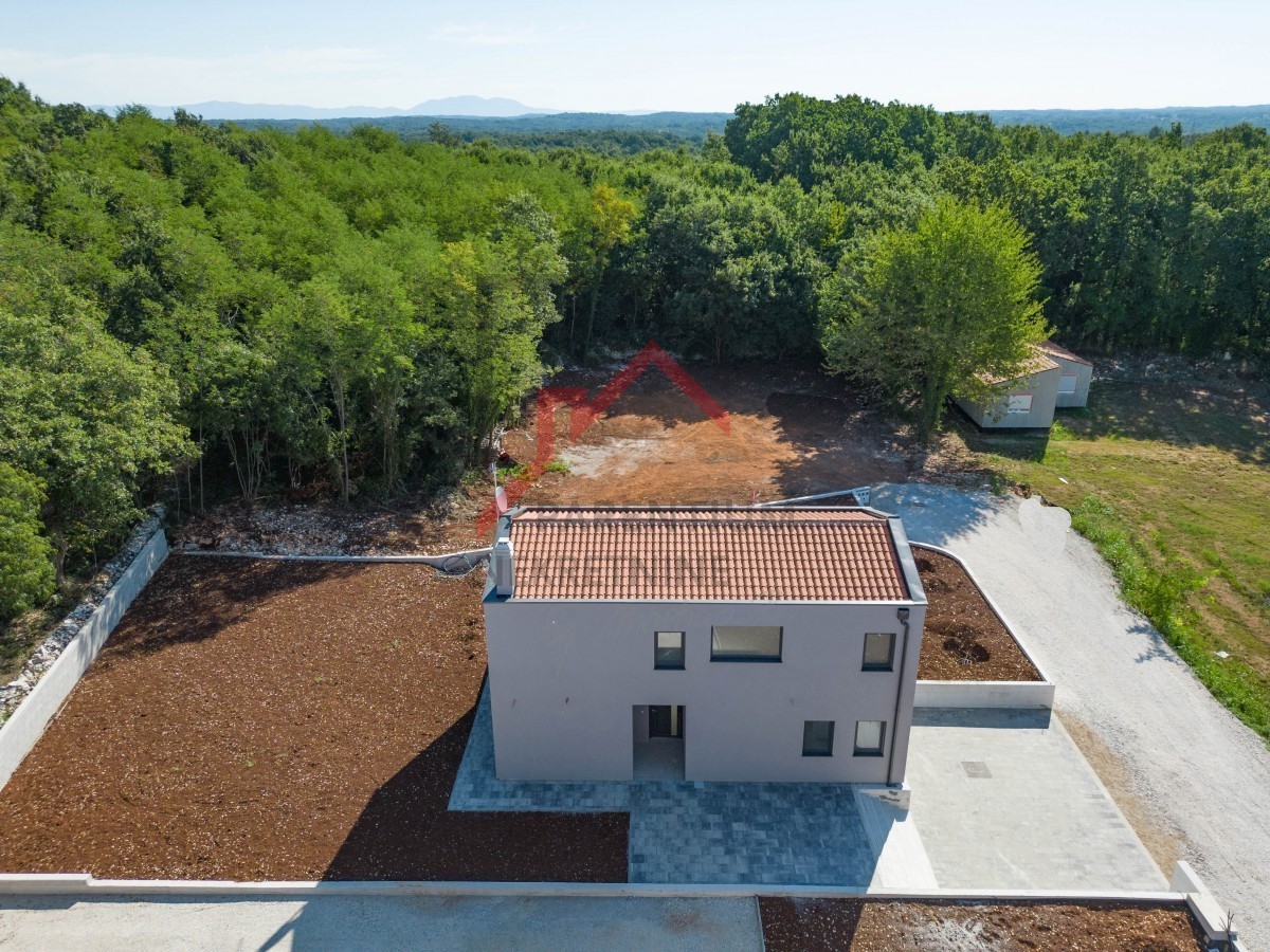 Dintorni di Parenzo, una casa simpatica con piscina circondata dal verde!