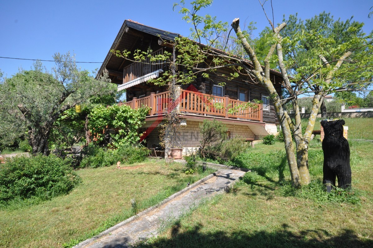 Casa in legno unica con ampio giardino