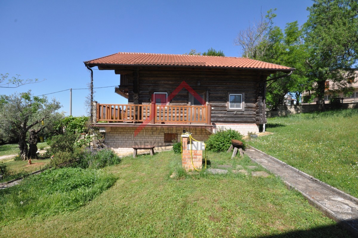 Casa in legno unica con ampio giardino