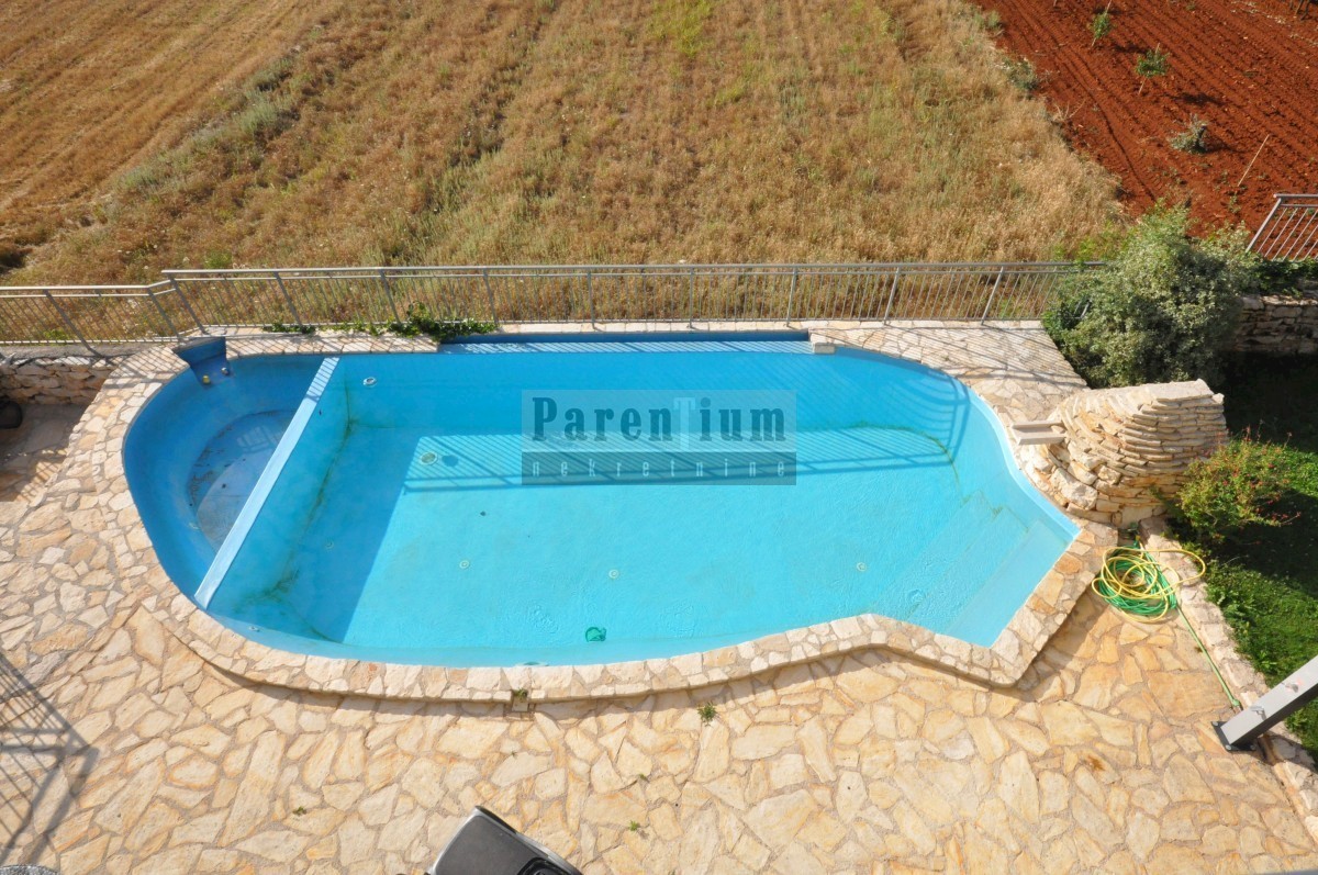 Parenzo, dintorni, casa in pietra con piscina e vista mare