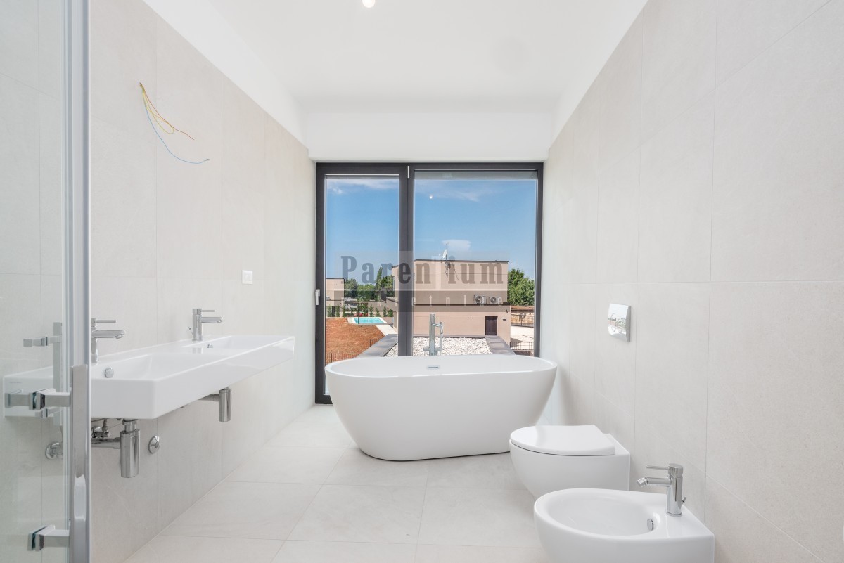Dintorni di Parenzo, villa moderna di lusso con piscina e sauna!