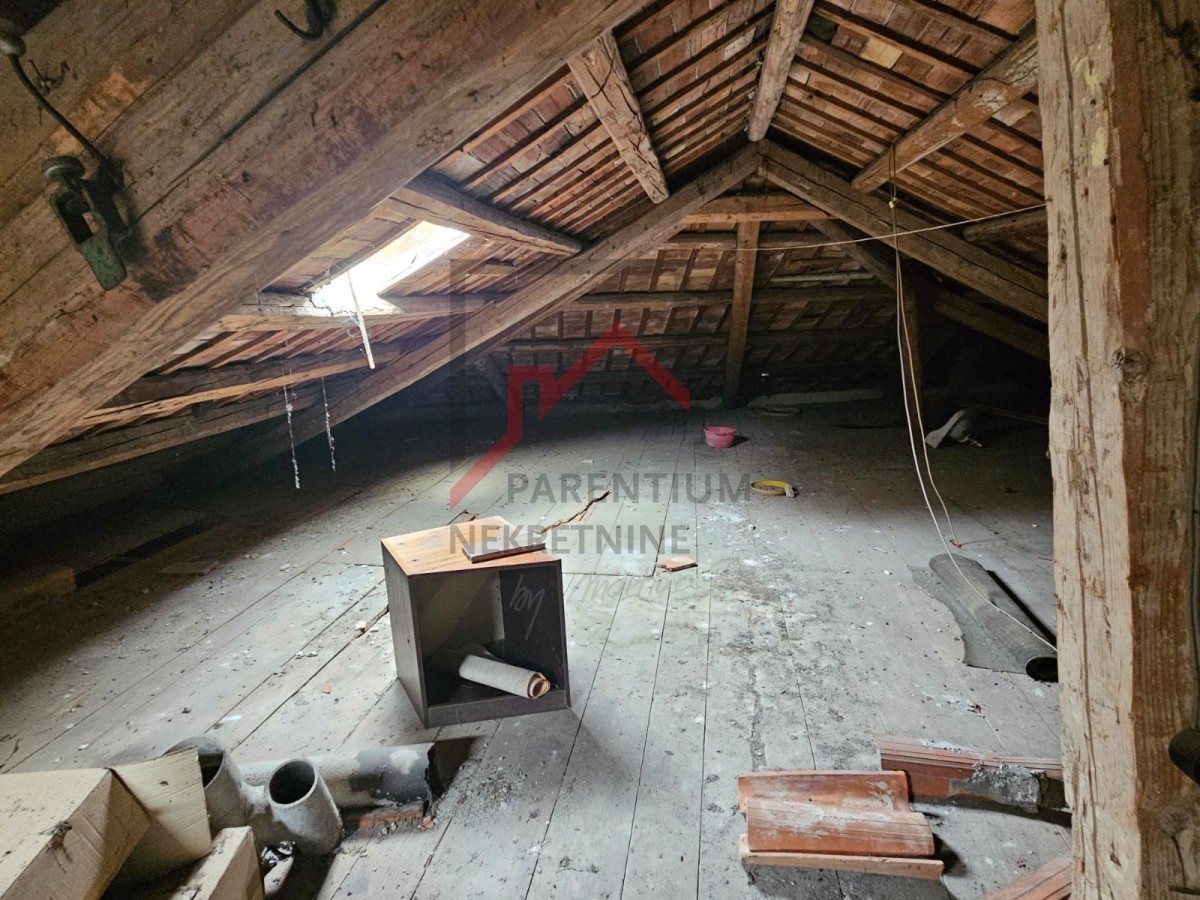 Istria, centro di Parenzo - Appartamento al mare da ristrutturare completamente