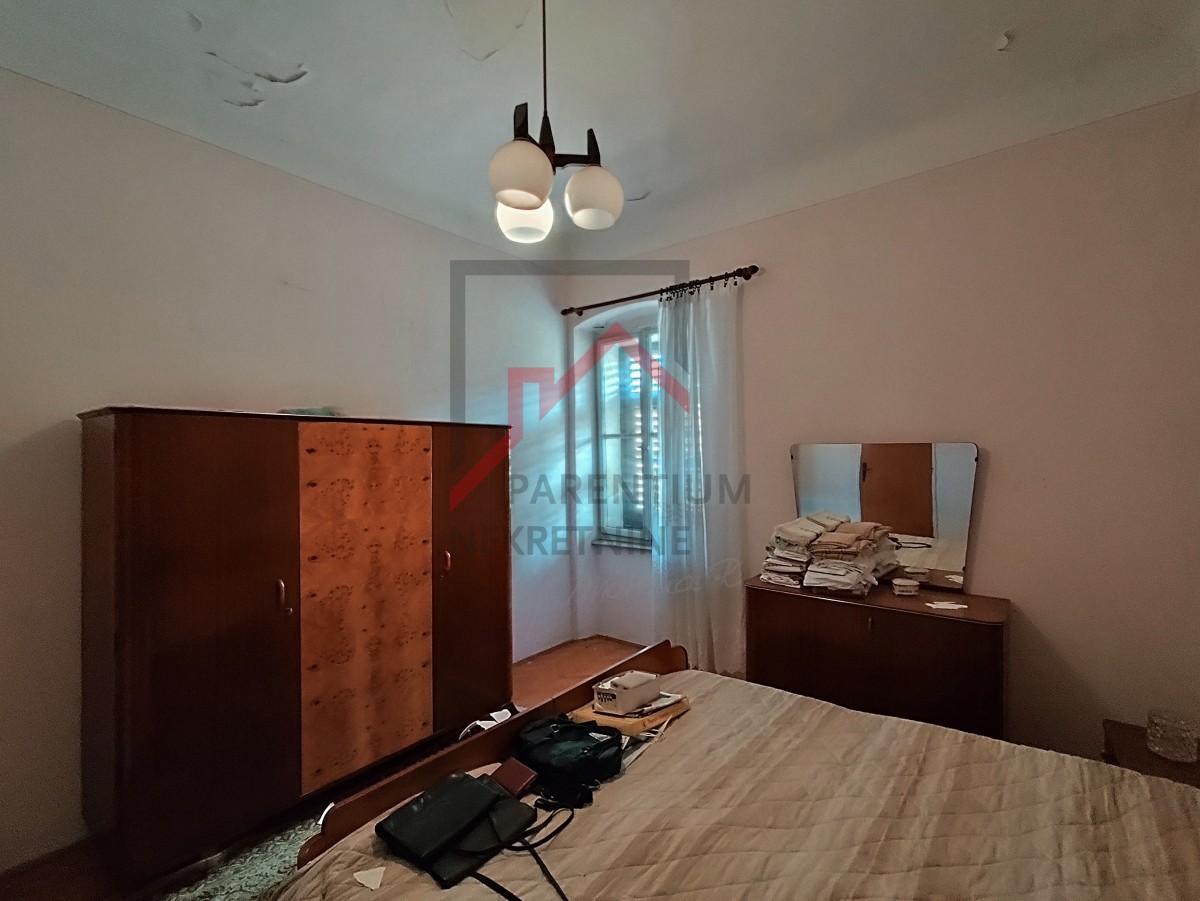 Istria, centro di Parenzo - Appartamento al mare da ristrutturare completamente