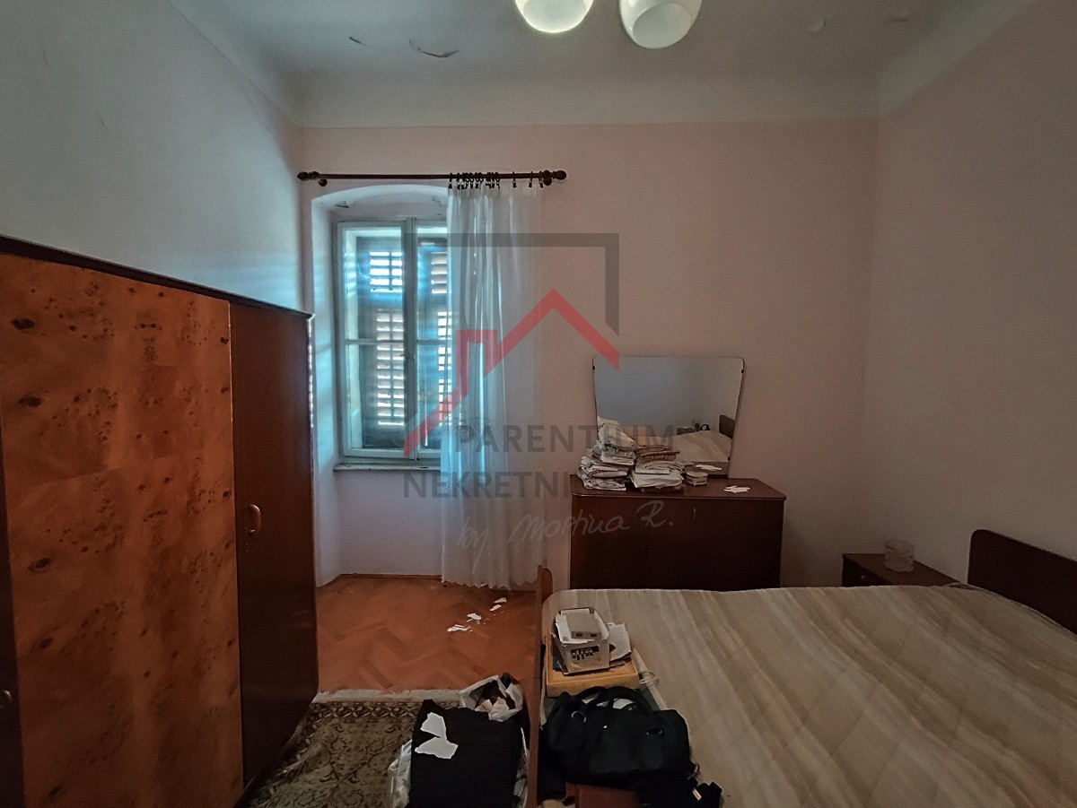 Istria, centro di Parenzo - Appartamento al mare da ristrutturare completamente