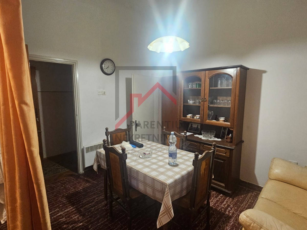 Istria, centro di Parenzo - Appartamento al mare da ristrutturare completamente