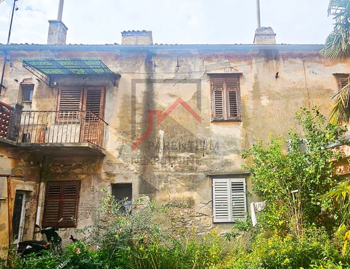 Istria, centro di Parenzo - Appartamento al mare da ristrutturare completamente