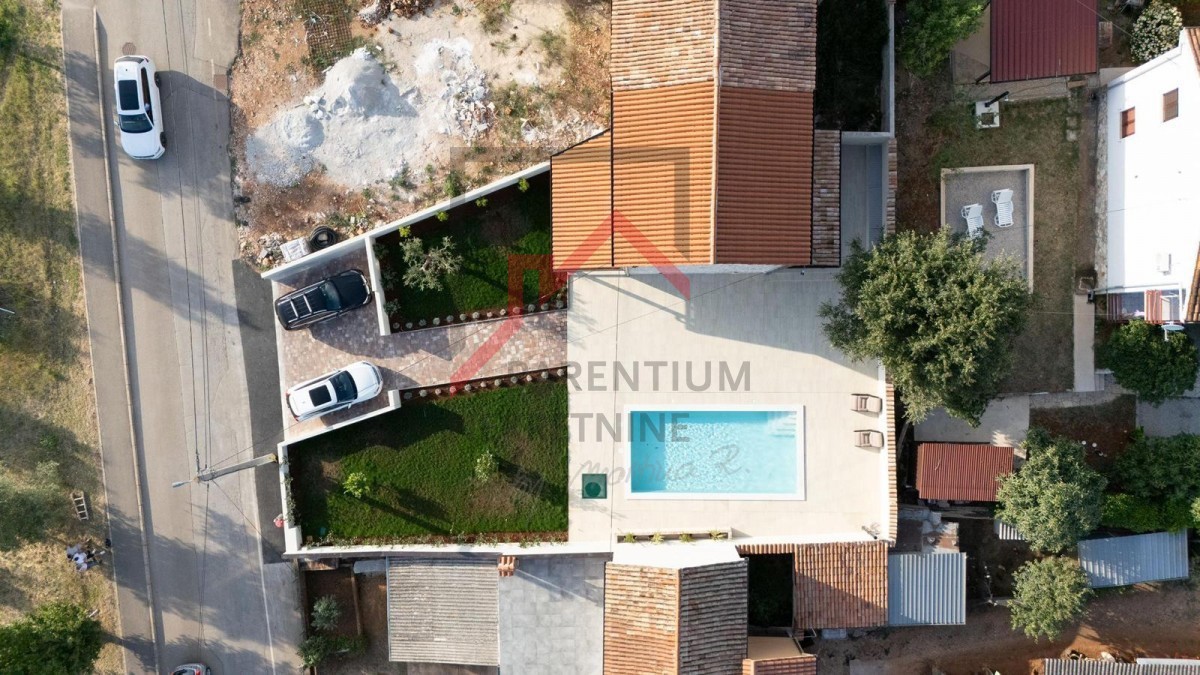 Istria, zona di Parenzo - Elegante casa in pietra con piscina, privacy e decorazioni superbe