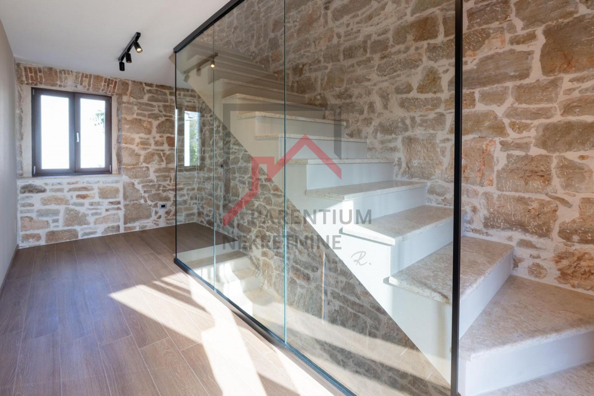 Istria, zona di Parenzo - Elegante casa in pietra con piscina, privacy e decorazioni superbe