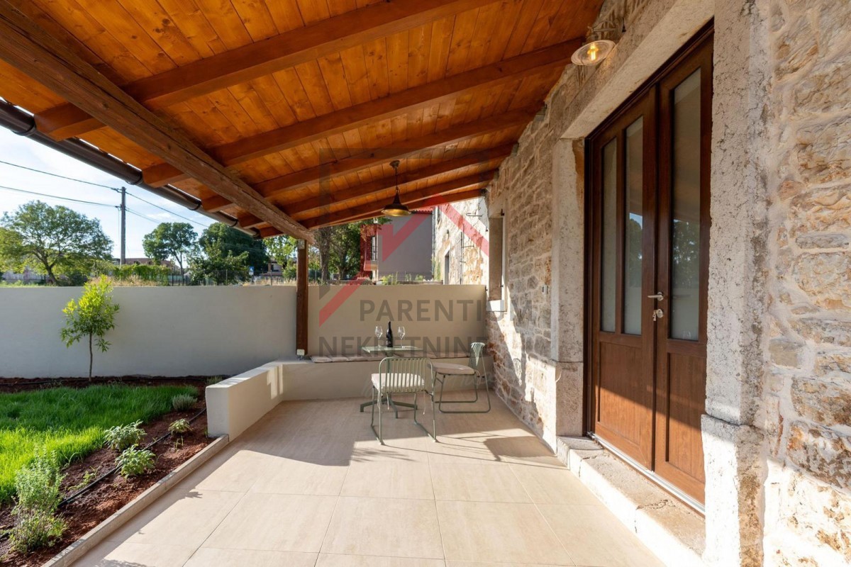 Istria, zona di Parenzo - Elegante casa in pietra con piscina, privacy e decorazioni superbe