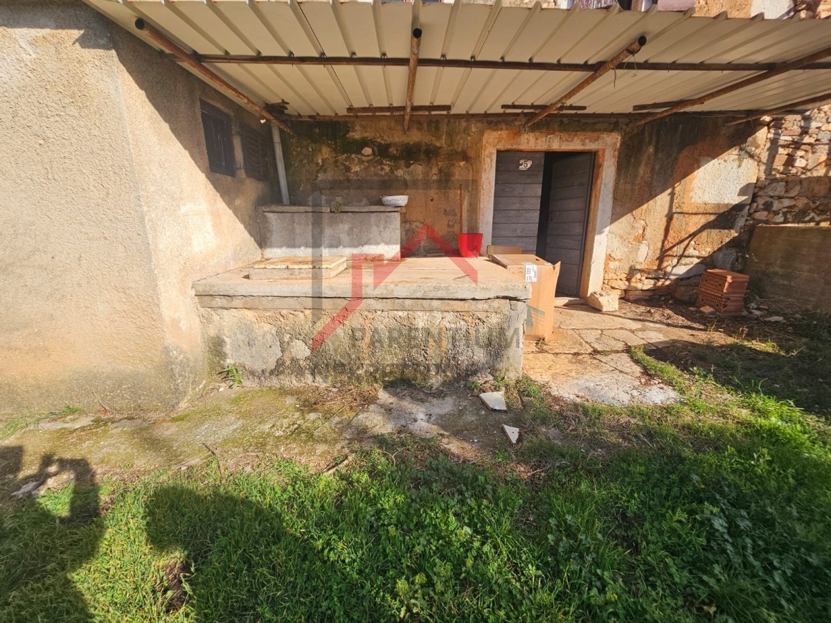 Steinhaus zur Renovierung – mit Meerblick