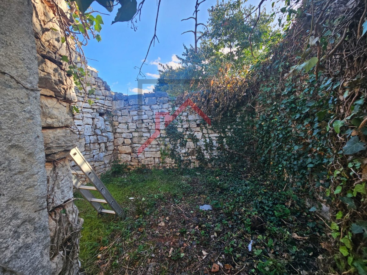 Steinhaus zur Renovierung – mit Meerblick