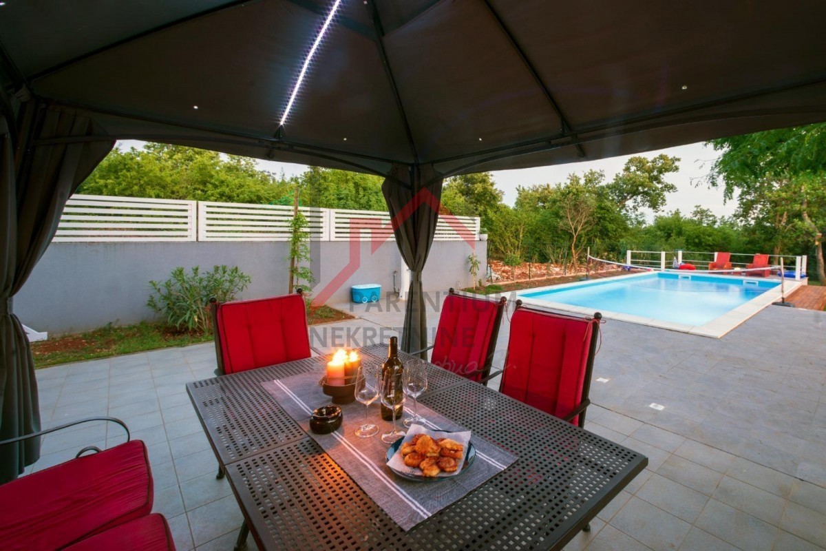 Istria, Parenzo - Appartamento al piano terra con piscina a 3 km dal mare