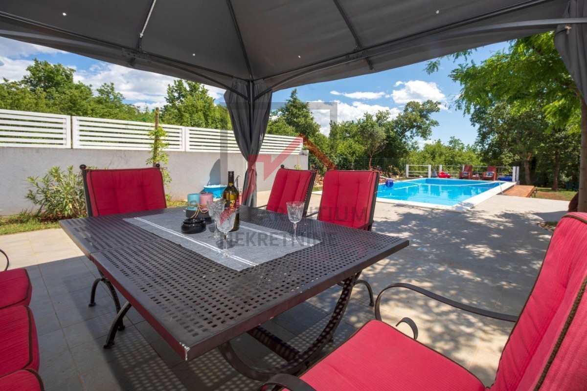 Istria, Parenzo - Appartamento al piano terra con piscina a 3 km dal mare