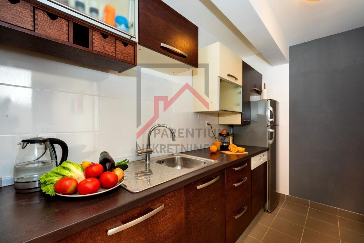 Istria, Parenzo - Appartamento al piano terra con piscina a 3 km dal mare