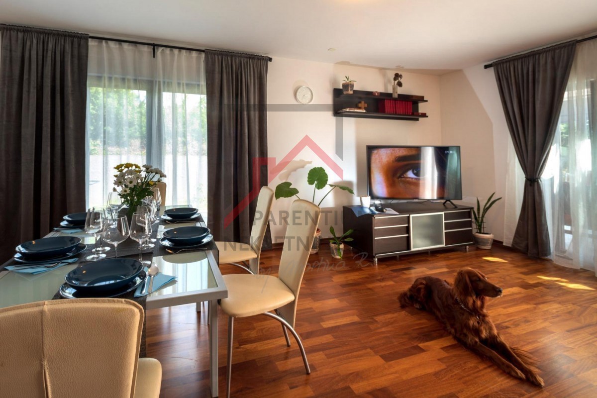 Istria, Parenzo - Appartamento al piano terra con piscina a 3 km dal mare