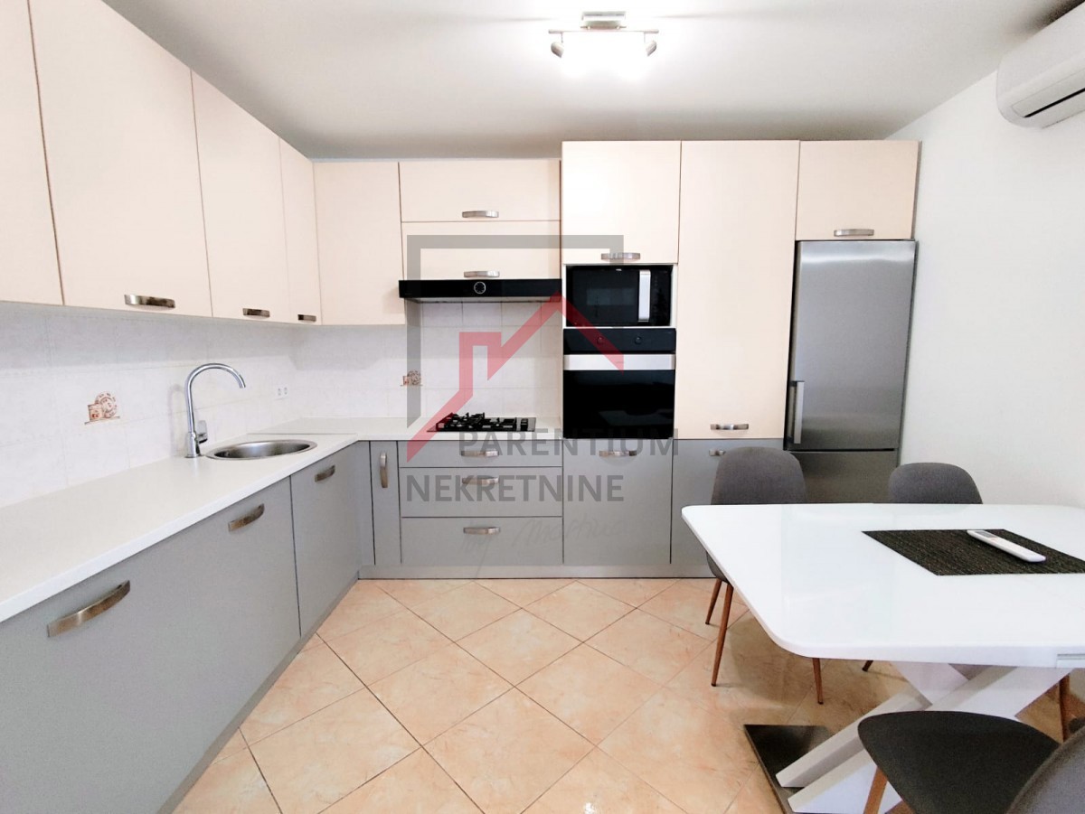 Istria, zona Parenzo - Appartamento di 55 m² con due camere da letto, arredato, terrazza, parcheggio, ripostiglio