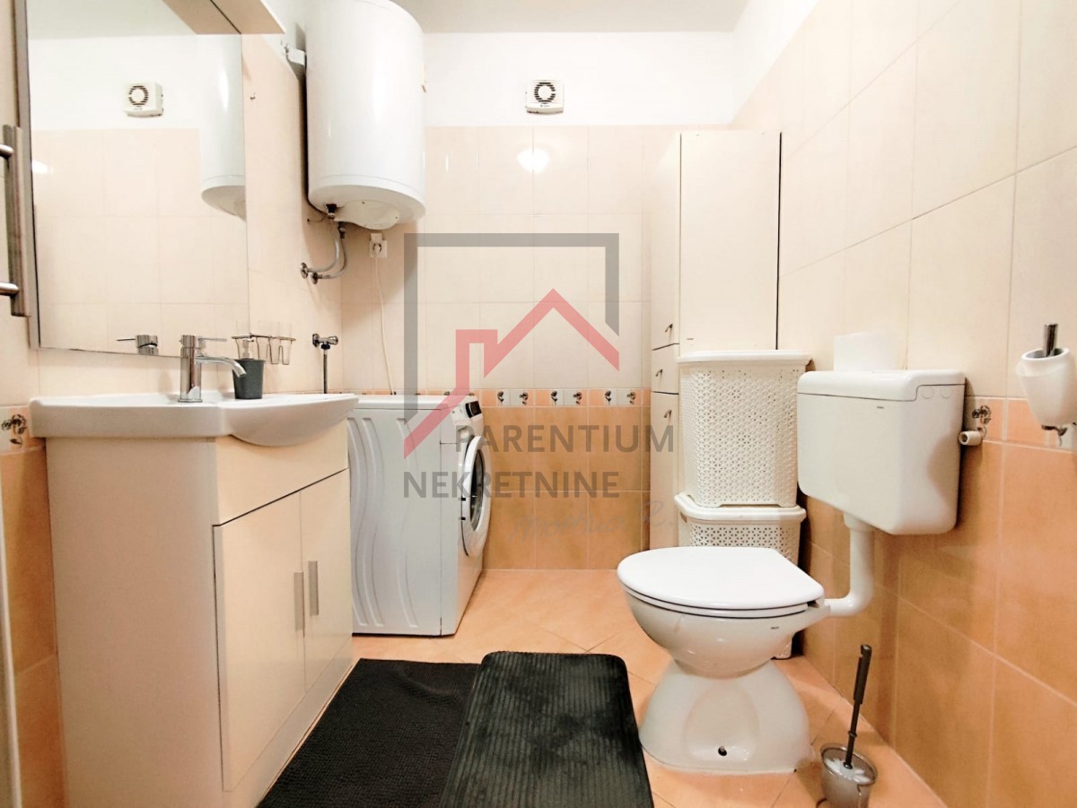 Istria, zona Parenzo - Appartamento di 55 m² con due camere da letto, arredato, terrazza, parcheggio, ripostiglio