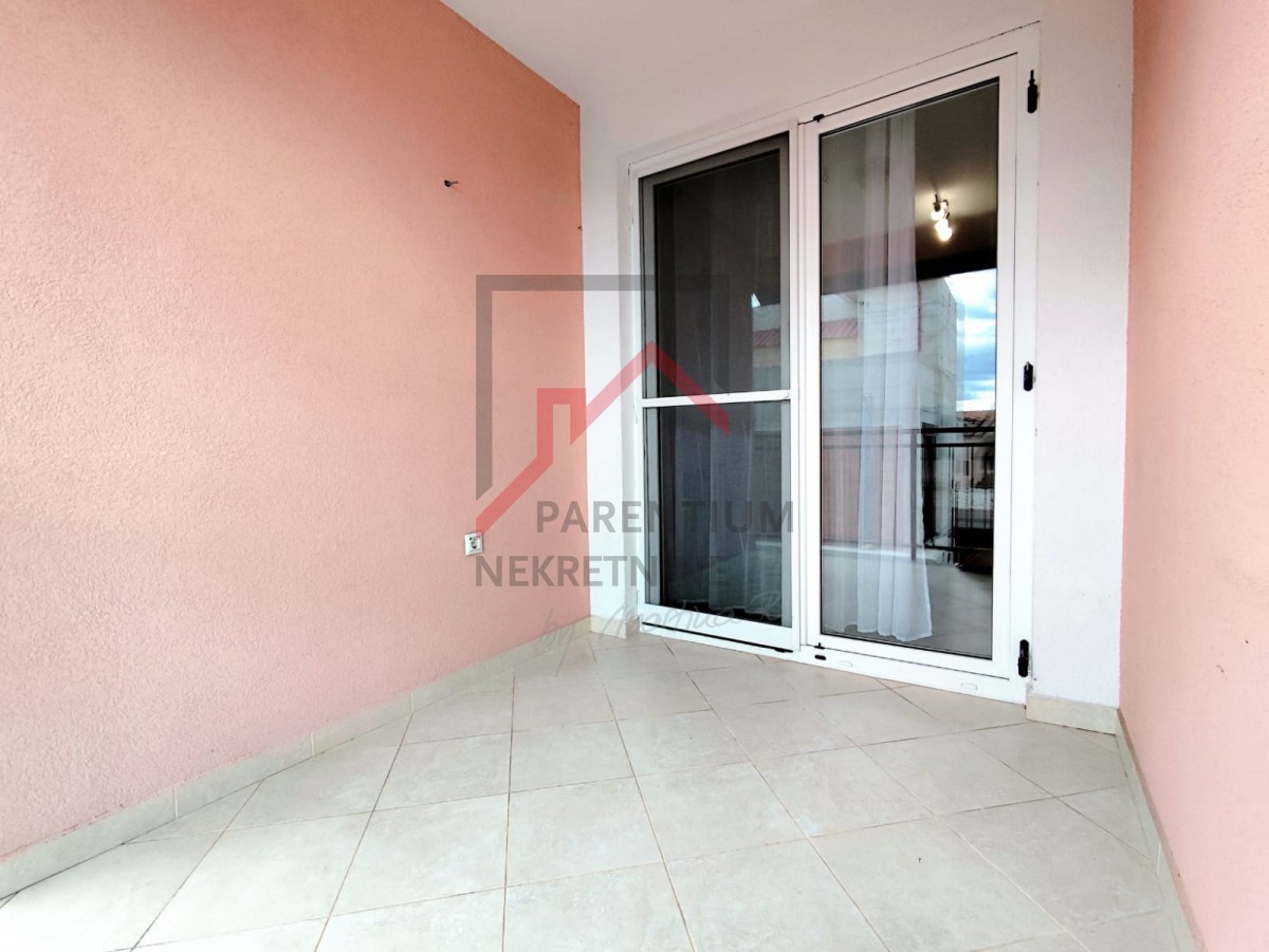 Istria, zona Parenzo - Appartamento di 55 m² con due camere da letto, arredato, terrazza, parcheggio, ripostiglio