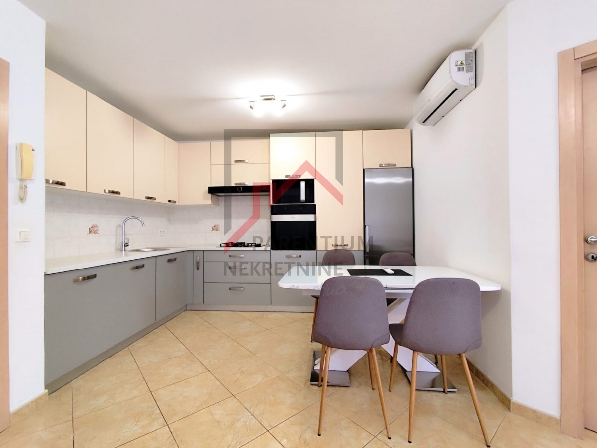 Istria, zona Parenzo - Appartamento di 55 m² con due camere da letto, arredato, terrazza, parcheggio, ripostiglio