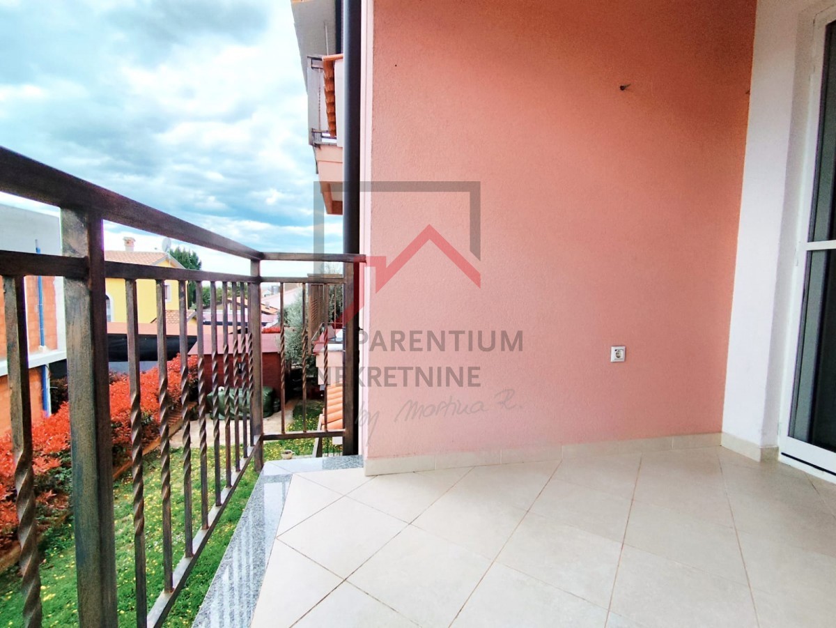 Istria, zona Parenzo - Appartamento di 55 m² con due camere da letto, arredato, terrazza, parcheggio, ripostiglio