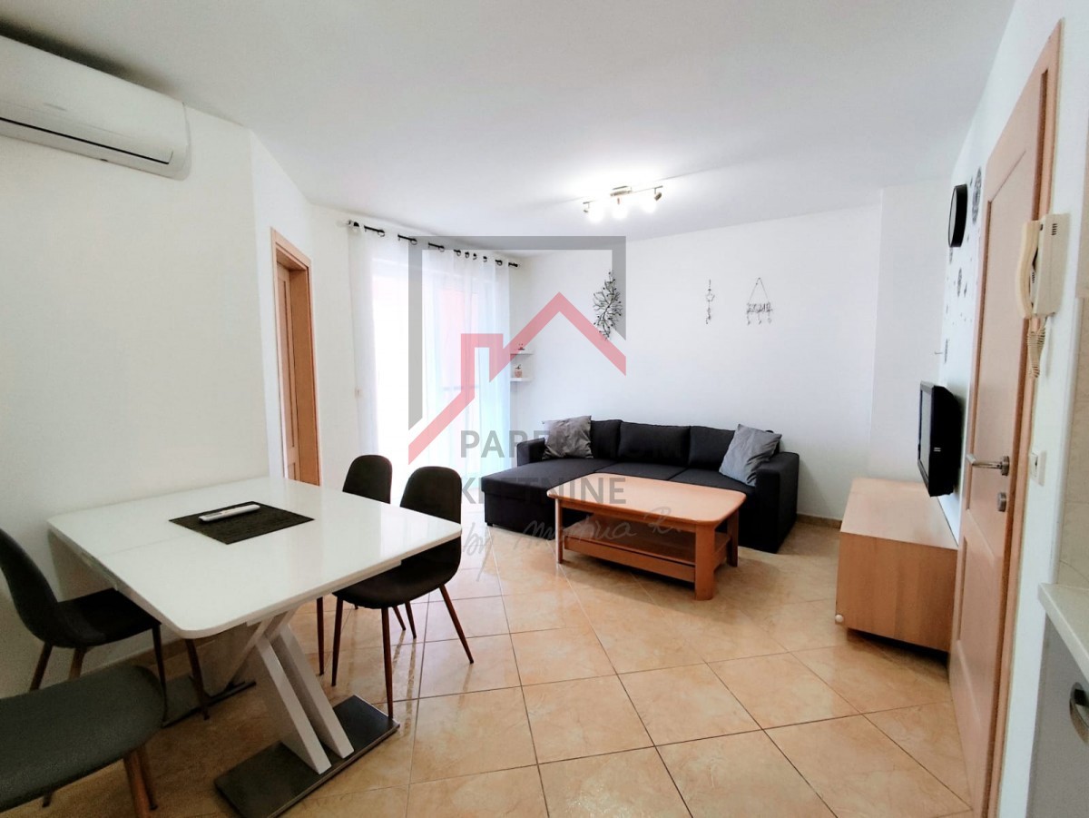 Istria, zona Parenzo - Appartamento di 55 m² con due camere da letto, arredato, terrazza, parcheggio, ripostiglio