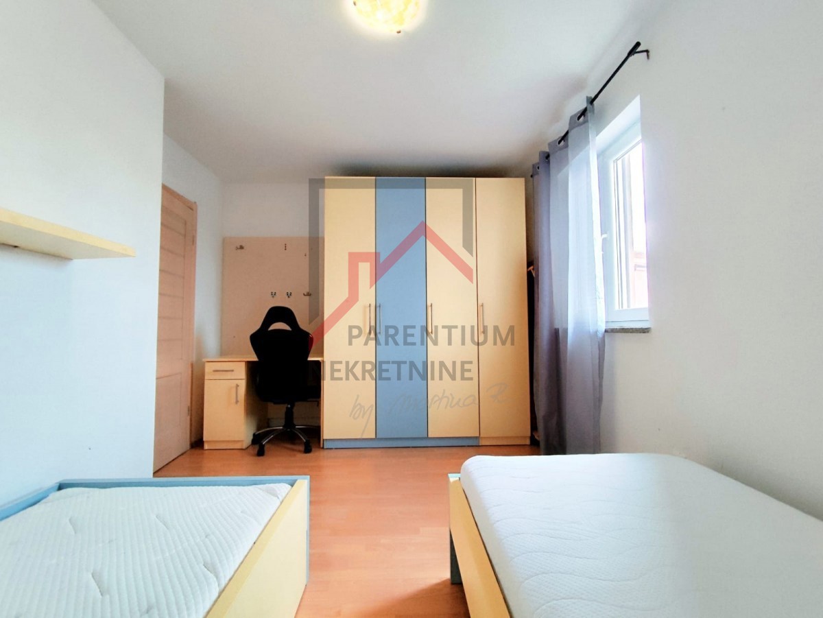 Istria, zona Parenzo - Appartamento di 55 m² con due camere da letto, arredato, terrazza, parcheggio, ripostiglio