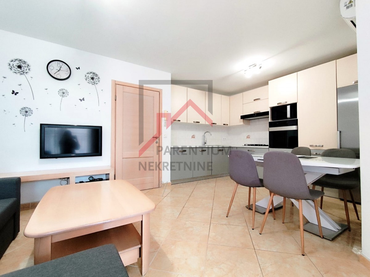Istria, zona Parenzo - Appartamento di 55 m² con due camere da letto, arredato, terrazza, parcheggio, ripostiglio