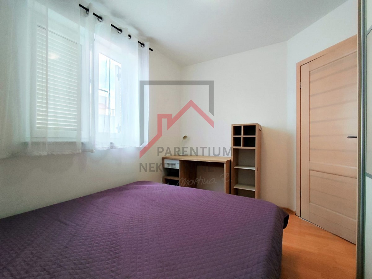 Istria, zona Parenzo - Appartamento di 55 m² con due camere da letto, arredato, terrazza, parcheggio, ripostiglio