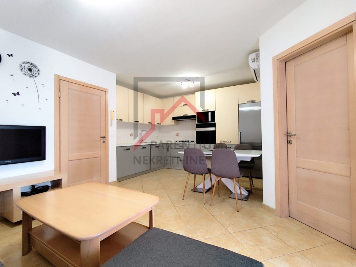 Istria, zona Parenzo - Appartamento di 55 m² con due camere da letto, arredato, terrazza, parcheggio, ripostiglio
